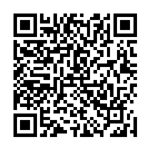 肤色偏深的女荷官身上基本就一条窄窄的粉红色蕾丝边带子二维码生成