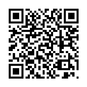 肮脏陈旧的木头支撑了整个地下空间二维码生成