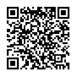 背对乌云站在水潭边的黑衣男人负在身后的双手倏然一把握紧二维码生成