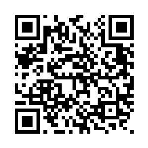 脑袋很亲热的枕在史高飞的宽肩膀上二维码生成