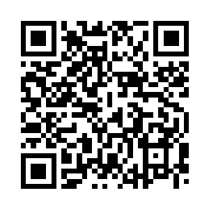 脚上则是一双明黄色的圆头滑板鞋二维码生成