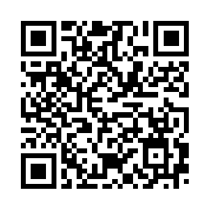 腾小明和刘小婉夫妇站在草原外围二维码生成