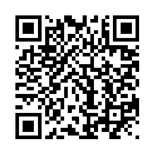 自己则走到正在石桌上坐着的北宫凤旁二维码生成