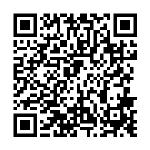 自己怎么能够舍得让他在自己的面前这么的小心翼翼呢二维码生成
