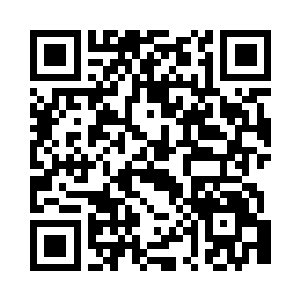 自己抱着楼梯的栏杆自己慢慢往下挪动脚步二维码生成