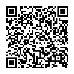 船只上的凳子甚至都做成了太监谦卑的趴伏或者说是跪倒在地板上的模样二维码生成