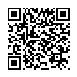 艰难地爬到门后将耳朵贴在了门上二维码生成