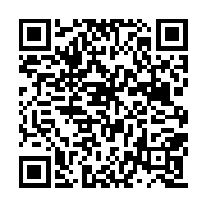 芊芊玉足上穿着一双一寸半高的银色绑带高跟鞋二维码生成