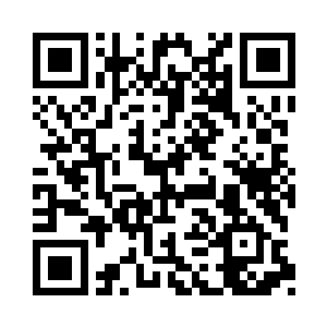 芮和抱着宝宝的盖尔并肩地站在门廊上远望二维码生成