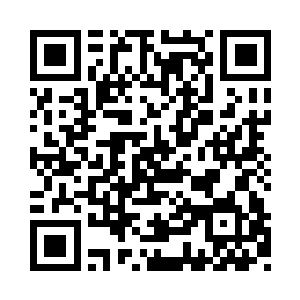 苏凡拿起一杯杯子倒上红酒放到北辰的面前二维码生成