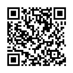 苗毅和另外一位在山门前称兄道弟闲聊了起来二维码生成