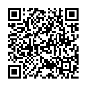 英雄救美是指你在安安摔倒的时候及时的出现把她抱住二维码生成