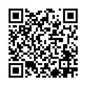 范子衿和荣轩拢手站在一边眼观鼻二维码生成