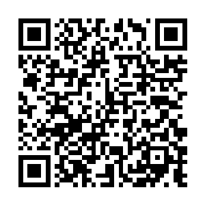 莫凡盯着一个女人上下打量的目光完全被对方捕捉到二维码生成