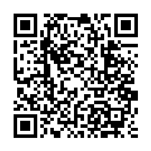 萧红说着指了指不远处正在看沙盘听售楼小姐讲解的丁长生道二维码生成