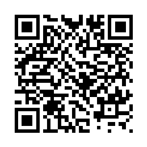 萧风把箱子里的美钞倒在会议桌上二维码生成