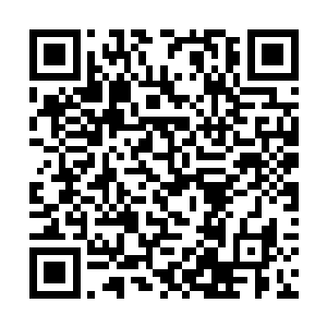 萨克拉老人没再继续到那个往常的墙角摆简单的地摊二维码生成