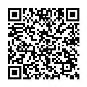 虽然他不知道究竟是哪位美女在桌下挑逗着自己二维码生成