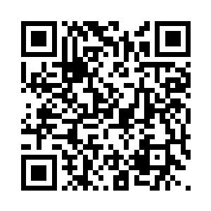 血色的光芒和白色的光芒在空中纠缠在一起二维码生成