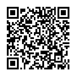 街巷的屋瓦在视野的两边延伸成长长的黑色线条二维码生成