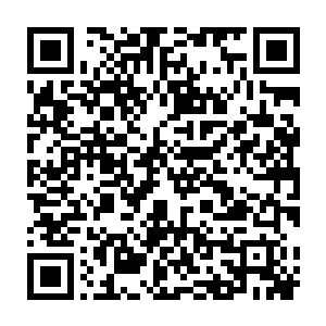 衣衫凌乱的李川和顾苒低着头急匆匆地拿着手中的西服和皮鞋跑到前台结账二维码生成