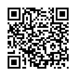 表叔一边擦着汗一边拎着个麻袋往屋子里走二维码生成