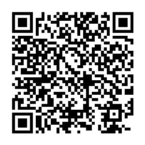 袁珂手里拿着秘书整理出来的上一周的国内电影市场票房情况汇总二维码生成