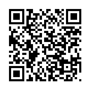 被半解开的衣裳有着明显的军中风格二维码生成