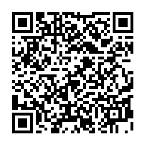 被赵纯良抱着的女子眼里露出惊讶的神色　一双手更加紧的抱住了赵纯良二维码生成