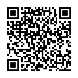 要不然也不会那么自在地坐在李谦办公室的沙发上看杂志二维码生成