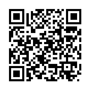 见一个穿白裙子的姑娘正站在不远处二维码生成