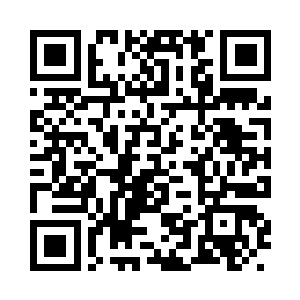 见一位矮矮胖胖还戴着眼镜的外国佬二维码生成