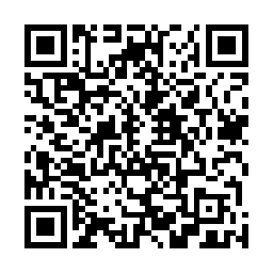 见云峥站在木屋底下仰着头和木屋上面的那个怪和尚谈话二维码生成