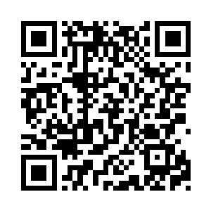 见到一个红衫少女正带着几十个人从空中落下二维码生成