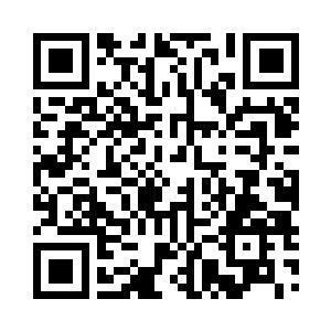 见到两位兄弟正在看从书店中购买而来的典籍二维码生成