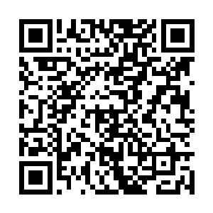 讲台的投影幕布上正在播放有道集团的官方宣传片二维码生成