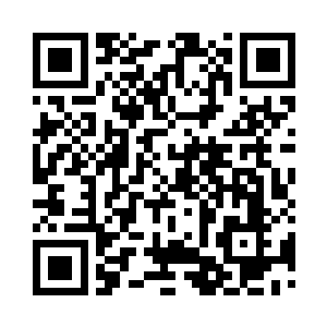 许多厨子打扮的人正在烹制着各种美食二维码生成