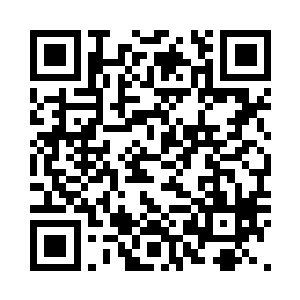 许紫烟站在一个角落里默默地等待着二维码生成
