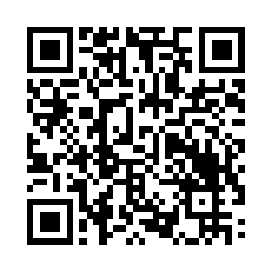 说完一边蹲下来一边从自己的小背包里拿礼物二维码生成