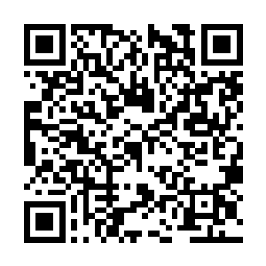 说完之后只见老者手中顿时飞射出一道金色的光芒二维码生成