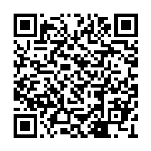 说完递给了马克洛夫斯基一个空的防水的战术包二维码生成