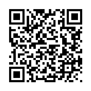 说话时还故意抖了下那对丰满的玉女峰二维码生成