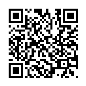 说话的是一位身材高大的华服王冠男子二维码生成