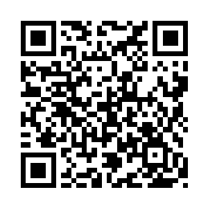 豹哥立刻就吓得一下就抓起桌上的一瓶酒道二维码生成