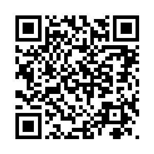 负责贡献台的女子在电脑上操作了少于之后二维码生成