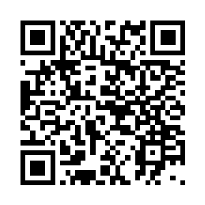 走出飞艇舱门的张铁看着天上的飞艇二维码生成