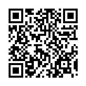 走到一家手工制作出名的男士服装品牌柜台二维码生成