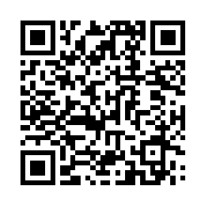 走过去与站起来的母亲轻轻拥抱了一下二维码生成