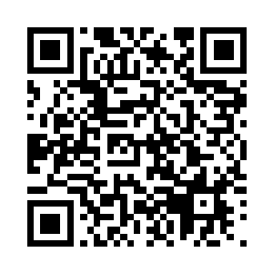 走进房间轻轻抚了抚那些破烂的兵器二维码生成