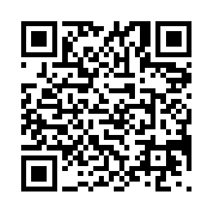 走进来一位打扮的花枝招展的年轻女人二维码生成